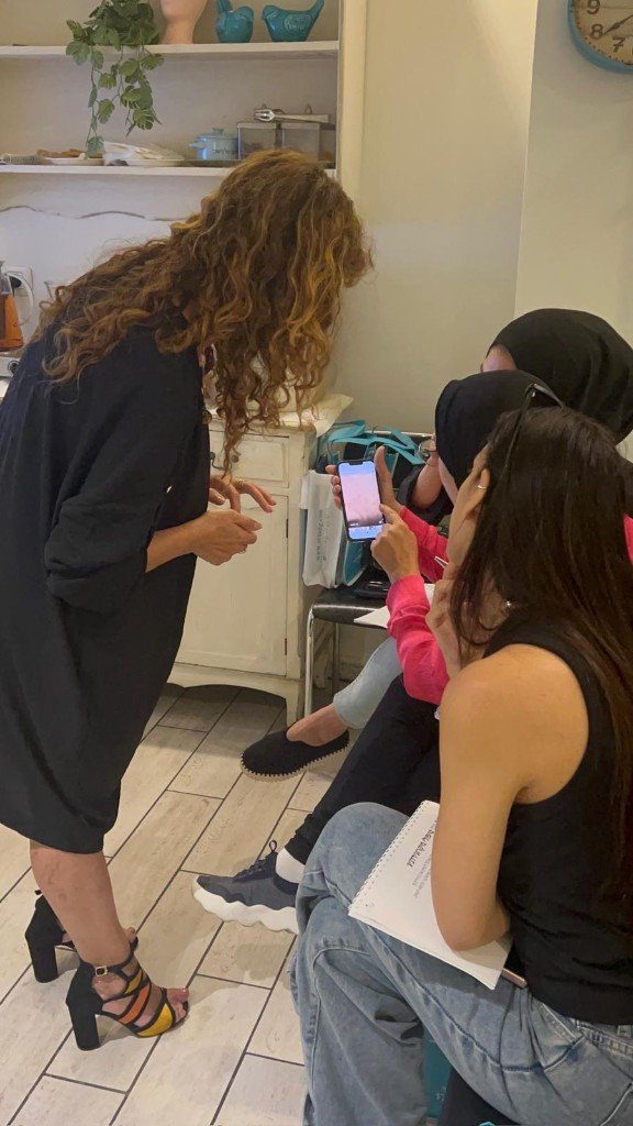 אורנה מדריכה תלמידות במהלך שיעור מעשי בקליניקה
