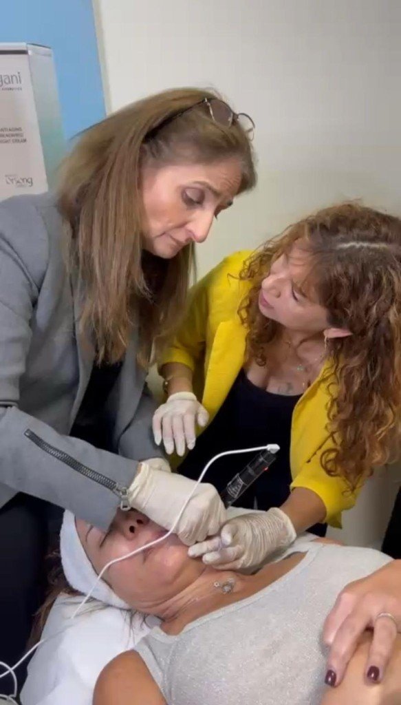שיעור קליני עם תרגול טכניקה מתקדמת במהלך הקורס